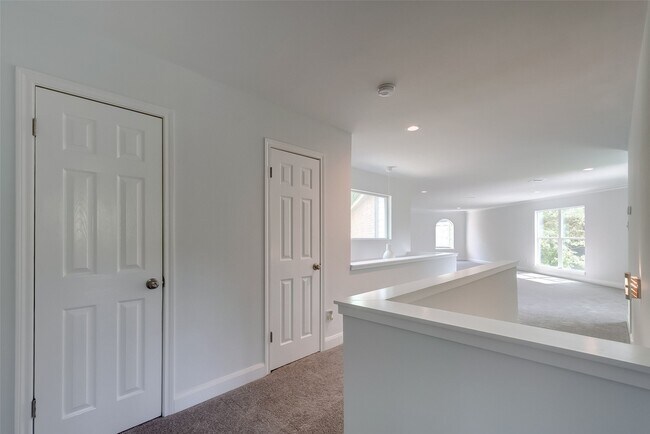 Building Photo - 818 Silvergate Dr