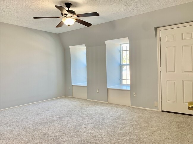 Building Photo - 374 N Post Oak Ln