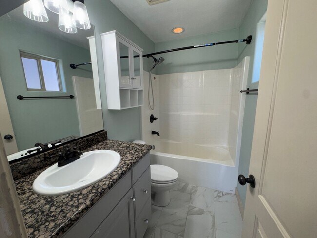 Building Photo - Charming 3 bed 2.5 bath townhome