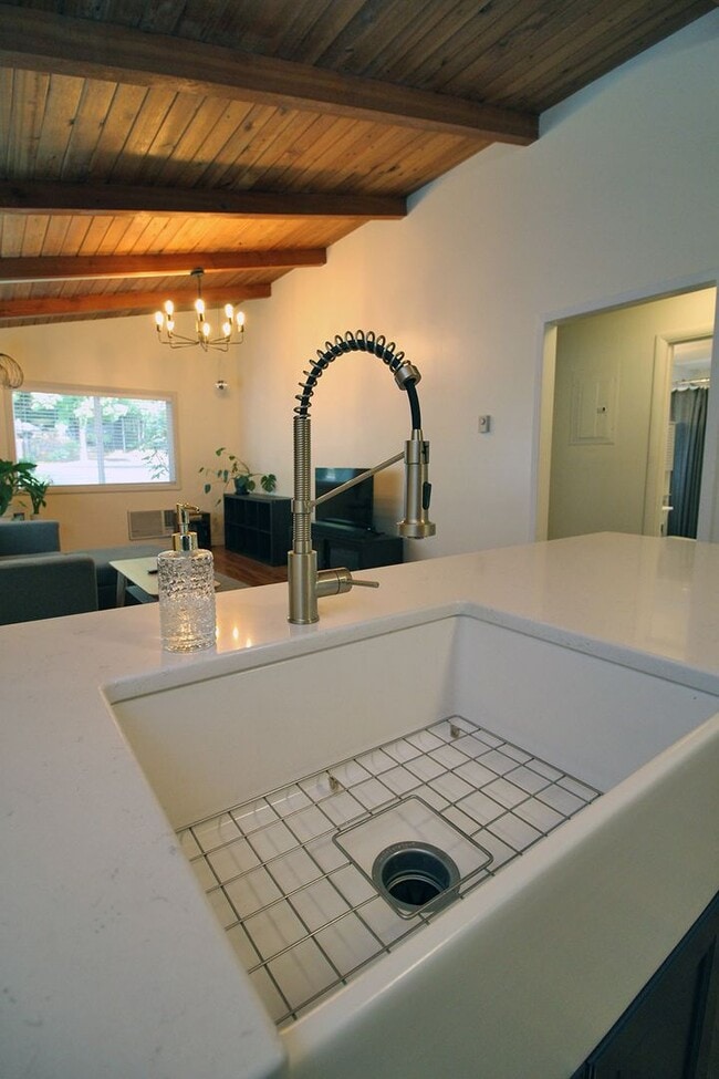 Building Photo - 11330 SW Tigard St