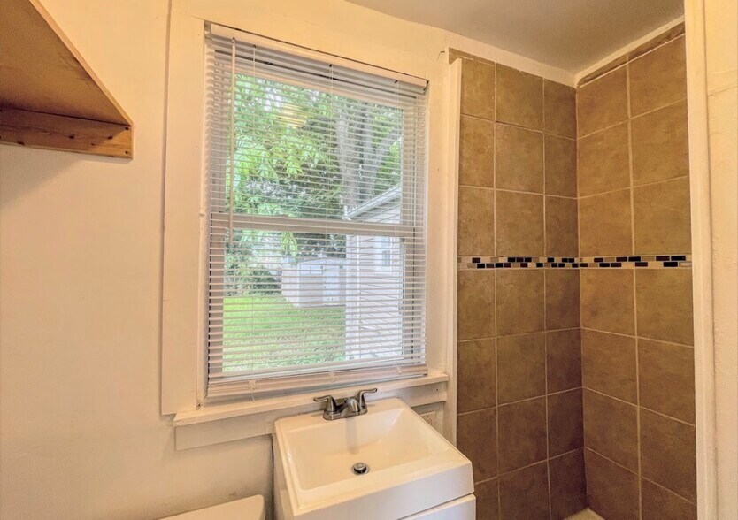 Building Photo - 1305 38th St