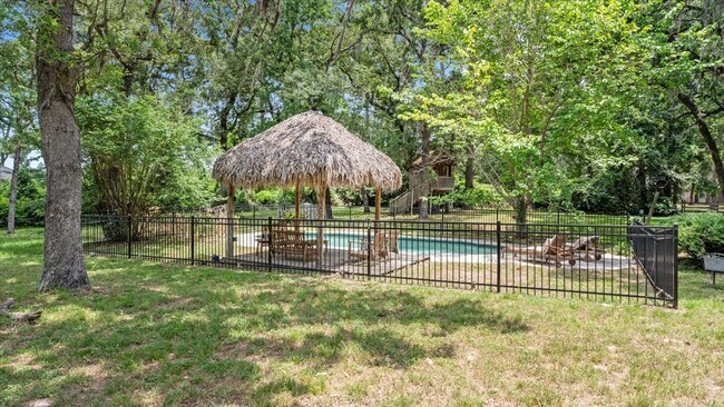 Building Photo - 9502 Rolling Oaks