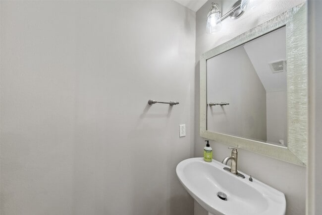Building Photo - 131 N Villa Oaks Dr
