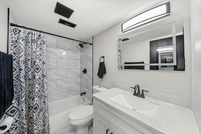 Building Photo - 2615 W Foster Ave