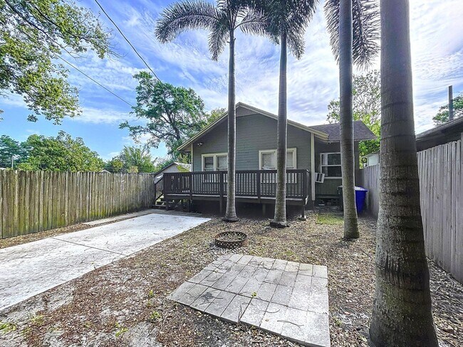 Building Photo - 1/1 in Central Lakeland with a great side ...