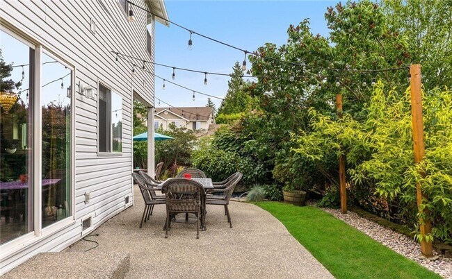 Building Photo - A Gorgeous Home with 4 Bed and 2.5 Bath