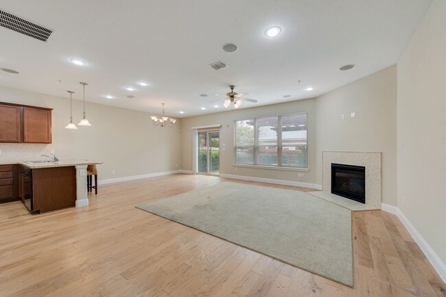 Building Photo - Luxury 3 Bedroom Townhome