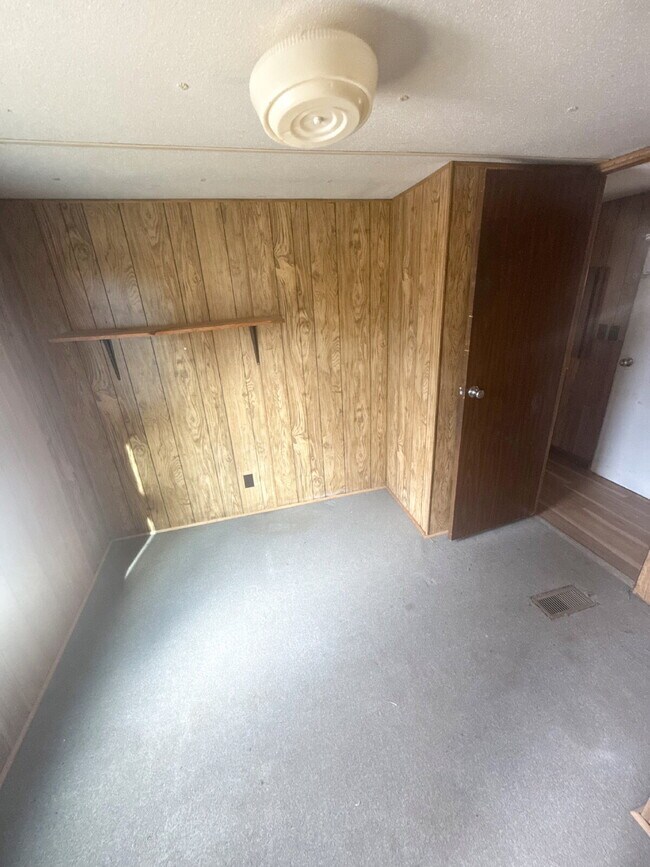 Building Photo - 3 bedroom, 1.5 bath