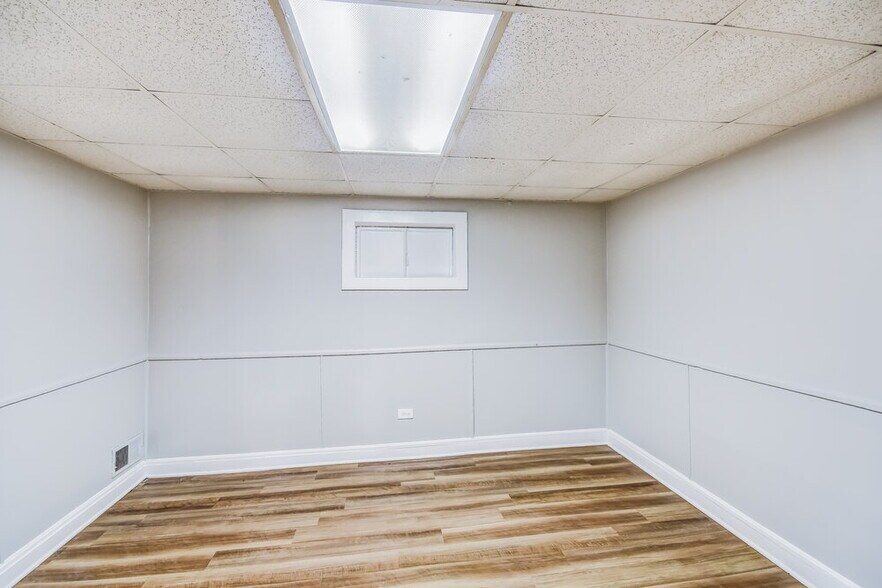 Building Photo - 960 7th Pl