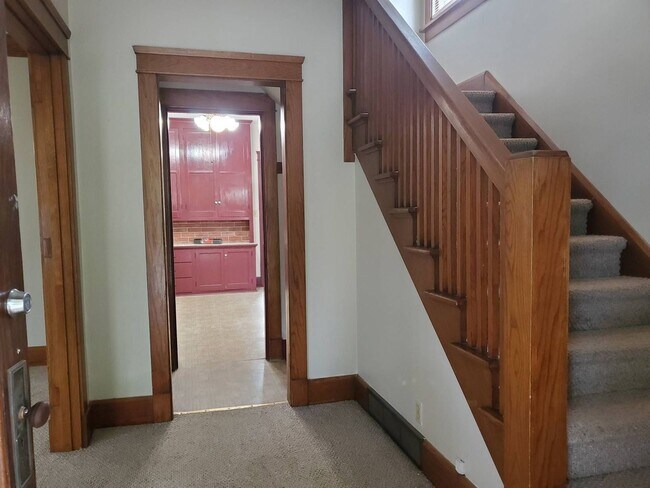 Building Photo - Immaculate 4 Bedroom Single Family with Central AC and Detached Garage, parking lane, and Large B...
