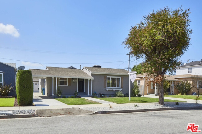 Building Photo - 2904 W 81st St