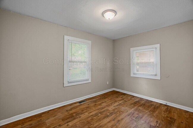 Building Photo - 449 S Dade Ave