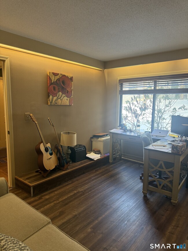 Building Photo - 8 Crossroads Ln