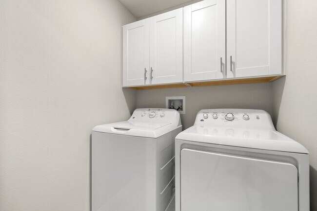 Building Photo - LIKE NEW Townhome in Willow Square!