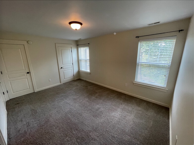 Bed1 - 2364 Zermatt Ave