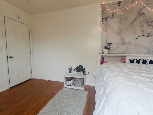 Building Photo - Huge 2 story 8 bed room Home: a hop and a skip from SDSU!  You will never be late to class!