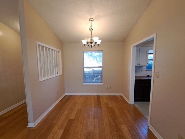 Building Photo - Remodeled 3BR/2BA home in great central lo...