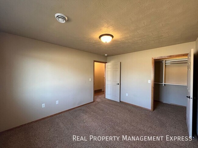 Building Photo - 2 Bedroom 2 Bathroom Townhome with Garage in SW Sioux Falls