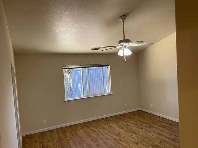 Building Photo - 143 Goldenwest Ct