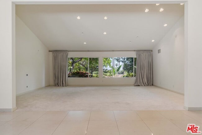 Building Photo - 811 N Hillcrest Rd