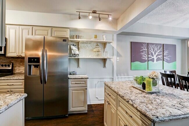 Building Photo - 351 N Post Oak Ln