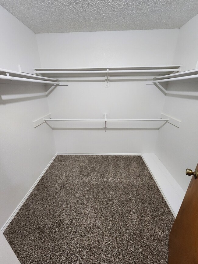 Building Photo - 3 bed 2 bath townhome, 1 car garage and 1 carport