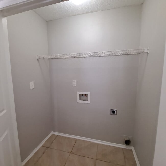 Building Photo - 7340 Dunbarton Dr