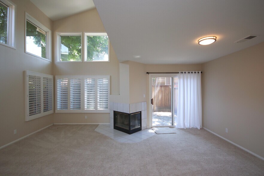 Building Photo - 1074 Rocton Dr
