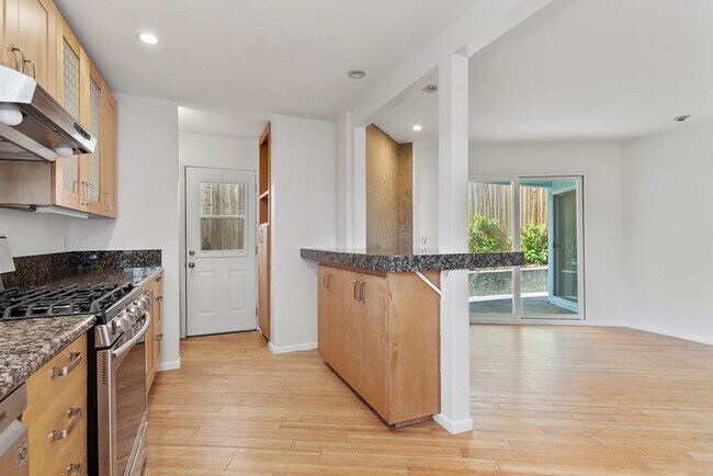 Building Photo - Charming Lantern District Bungalow