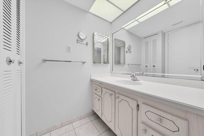 Building Photo - 660 Island Way