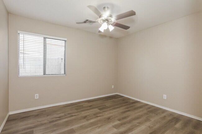 Building Photo - 32647 N Cherry Creek Rd