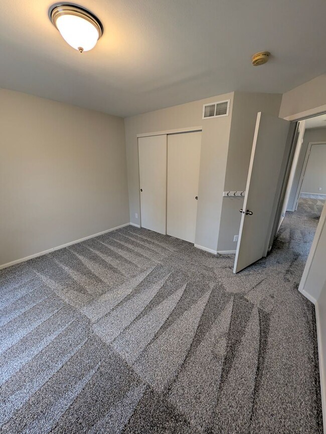 Building Photo - 908 S Mineral Dr