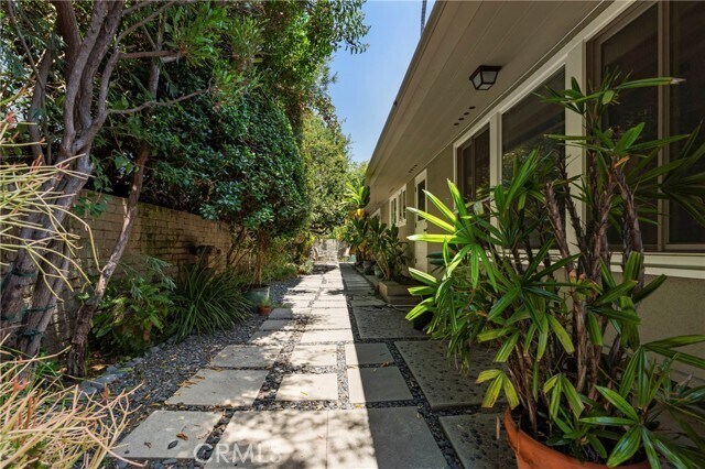 Building Photo - 229 Glenullen Dr