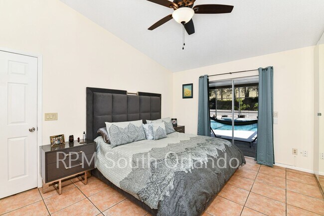 Building Photo - 4 Bedroom, 2 bathroom, 2 car garage, pool, backyard, close to Universal Studios and International...