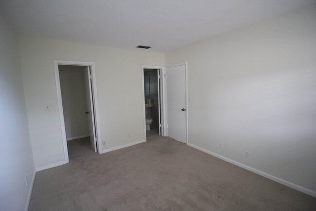 Building Photo - 917 NE 16th Ave