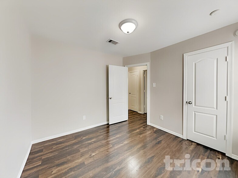 Building Photo - 2002 Briar Grove Dr