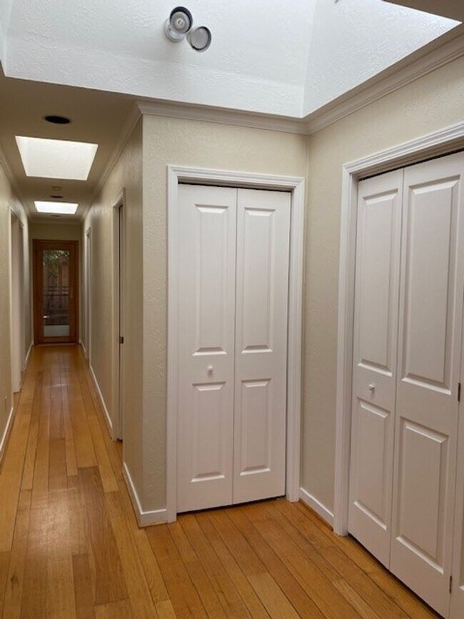 Building Photo - Charming home in great location