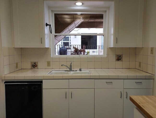 Building Photo - South Mission Hills/Midtown 2 Bed/2 with Views!