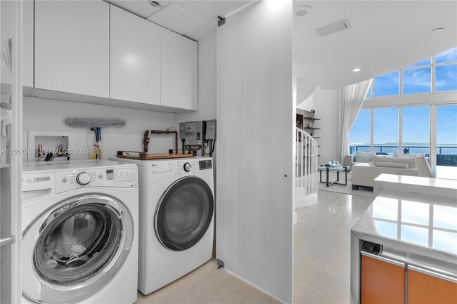 Building Photo - 1331 Brickell Bay Dr