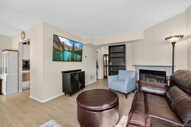 Building Photo - 2117 Whispering Hills Dr