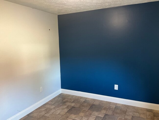 Building Photo - Spacious 3bed 3 bath Split-Level in Bethel...