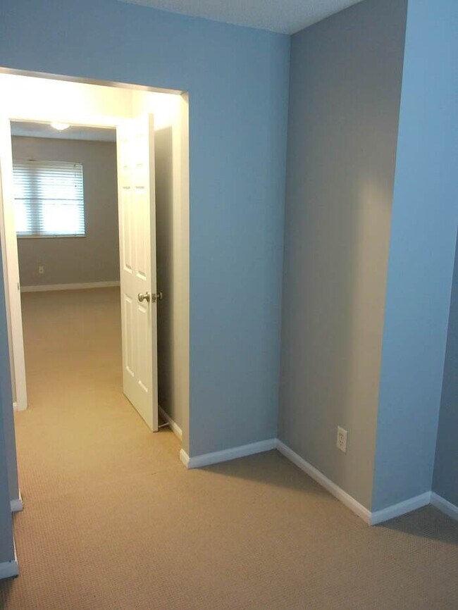 Building Photo - MOVE IN SPECIAL - Great Location near KU and Westport! Adorable CONDO for RENT NOW!