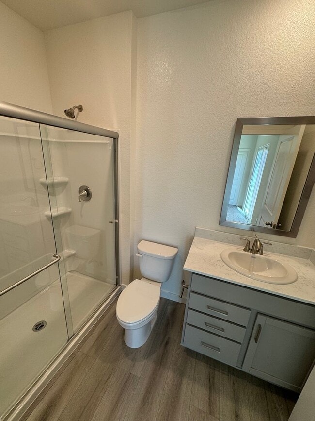 Building Photo - One Bedroom & One Bathroom Apartment