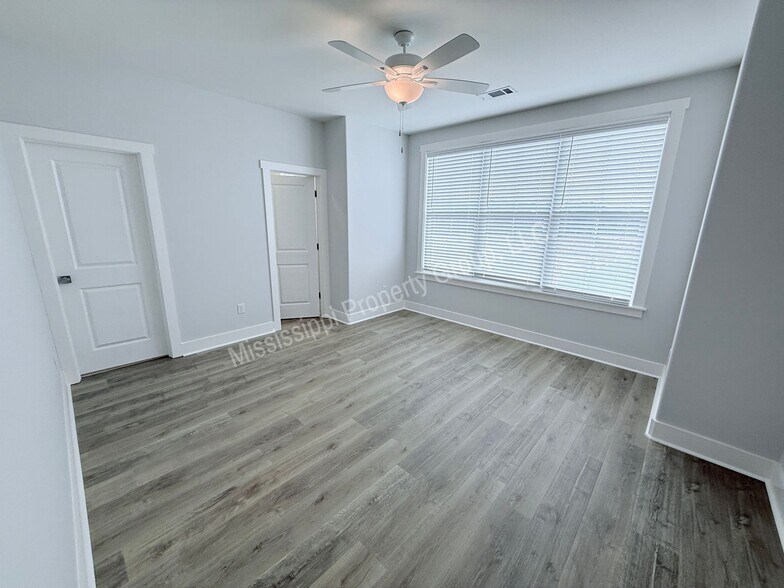 Building Photo - 615 Miramar Ln