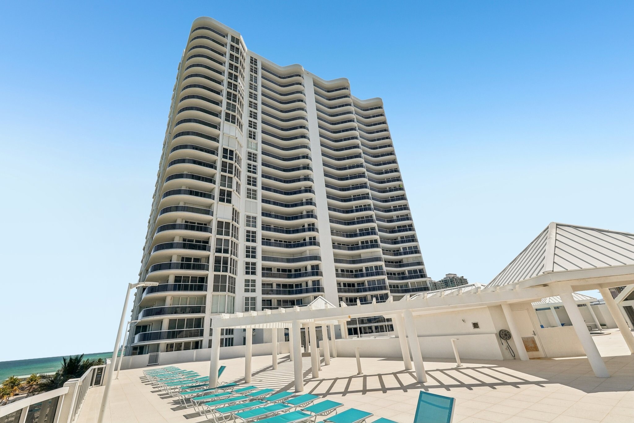 Building Photo - 16711 Collins Ave
