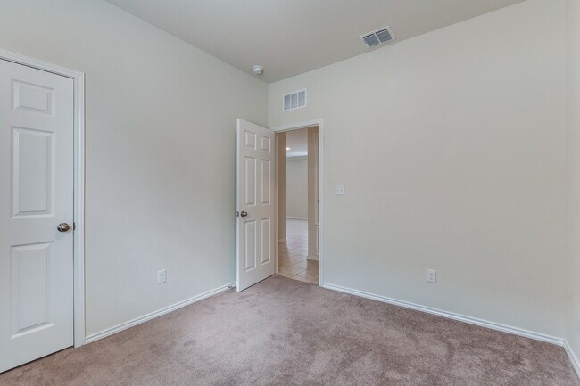 Building Photo - 13907 Knob Crk