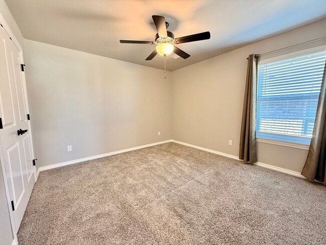 Building Photo - Gorgeous Newer Build! 3 Bed 2 Bath in Deer Creek Schools