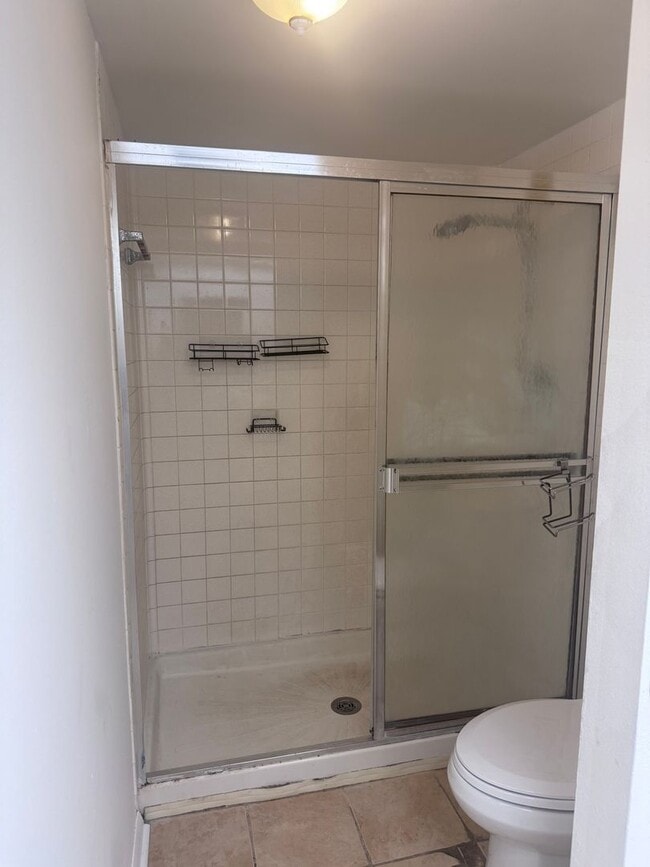 Building Photo - Updated 2/2 River Oaks Condo