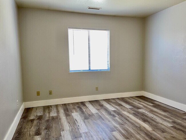 Building Photo - 2 bed 2 bath central location.