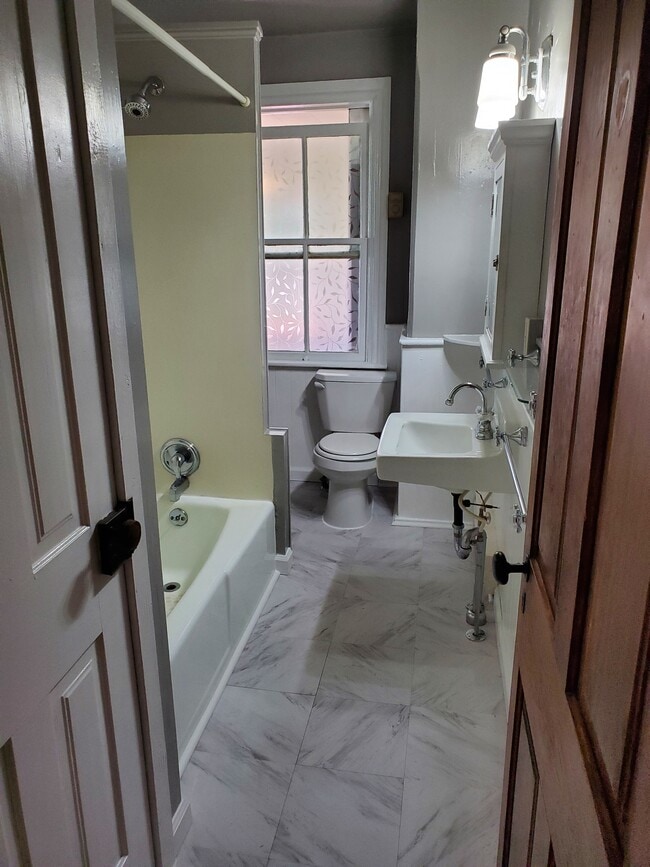 Building Photo - 18 E Main St